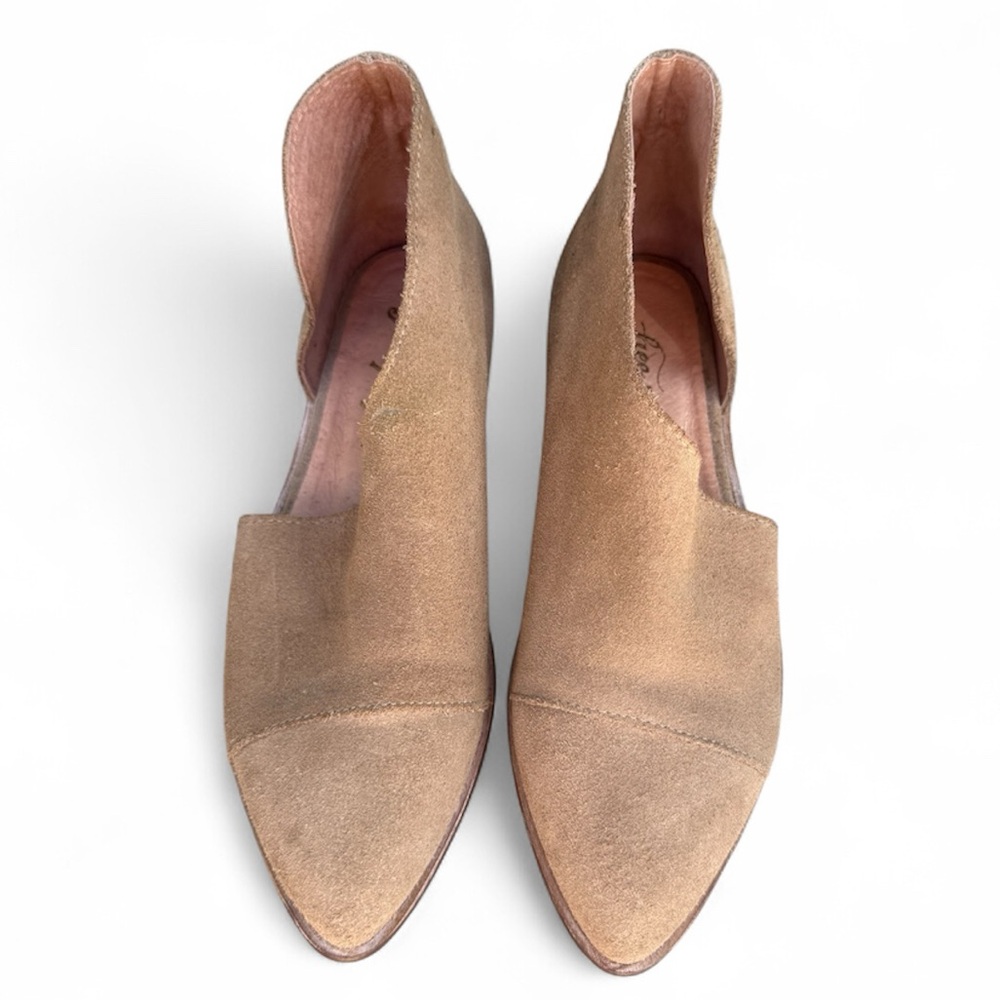 Free People Royal flat light tan suede   6 1/2